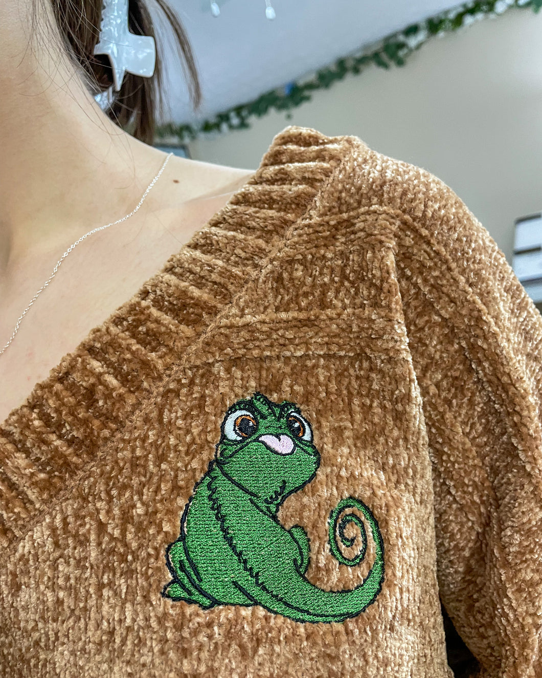Silly Chameleon Sweater XL